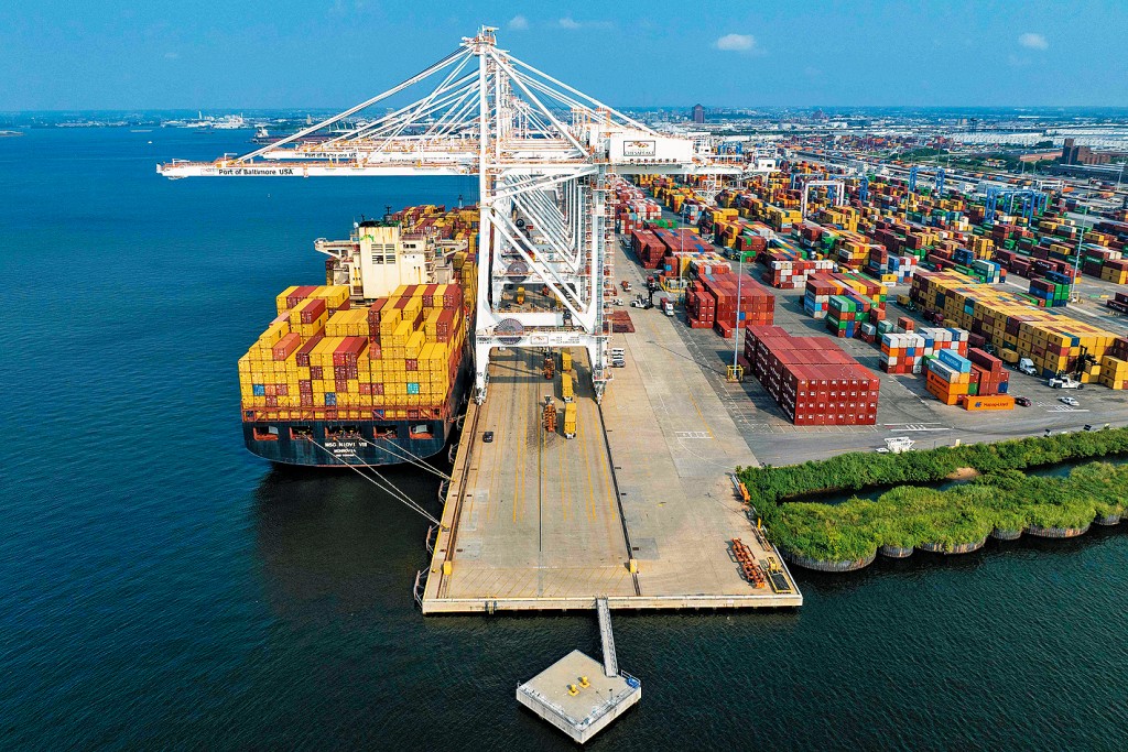 美國馬里蘭州巴爾的摩忙碌的貨櫃碼頭。