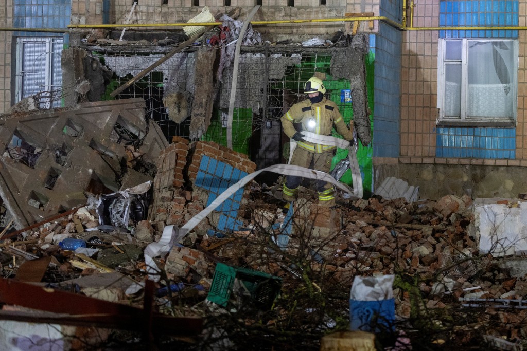 俄罗斯深夜狂轰乌克兰西部，有住宅大楼遭击毁。路透社