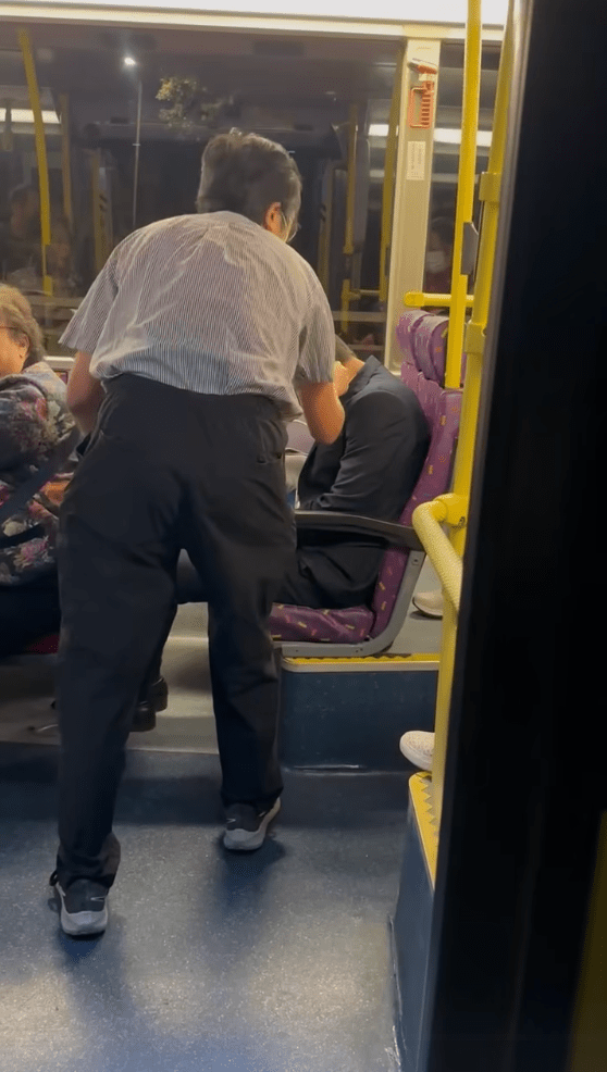 一名身穿西裝、戴着耳機的外籍年輕男乘客，在城巴619線上突然毫無反應，車長與其他乘客多次拍打及呼喚均未能喚醒，情況一度令人憂心。Facebook@HonkieTom  