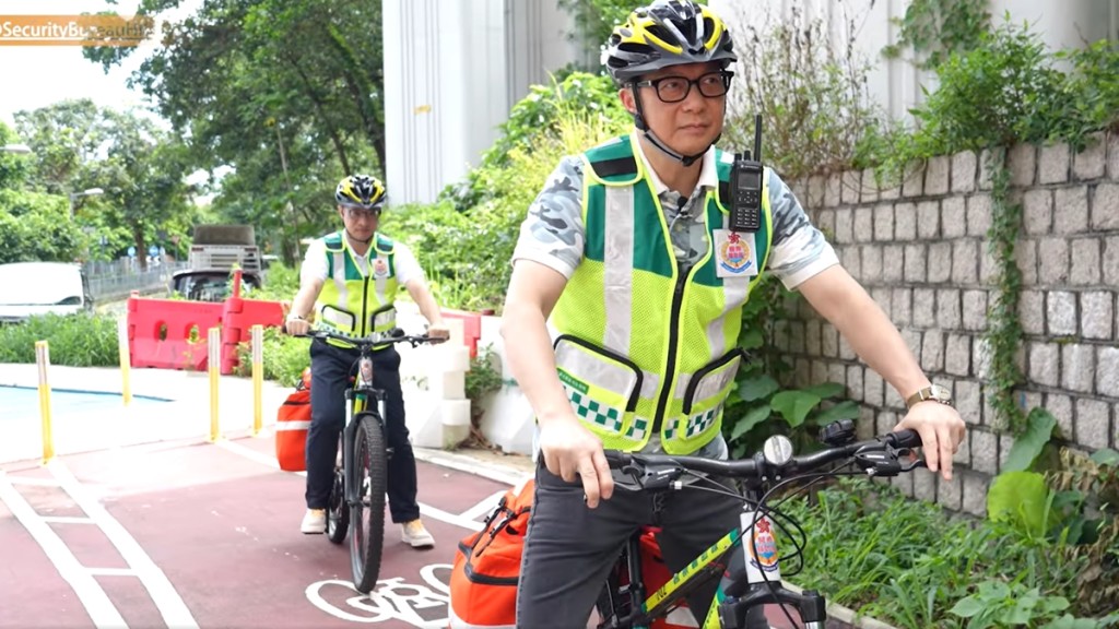 鄧炳強全副裝備巡邏元朗單車徑。鄧炳強FB圖片