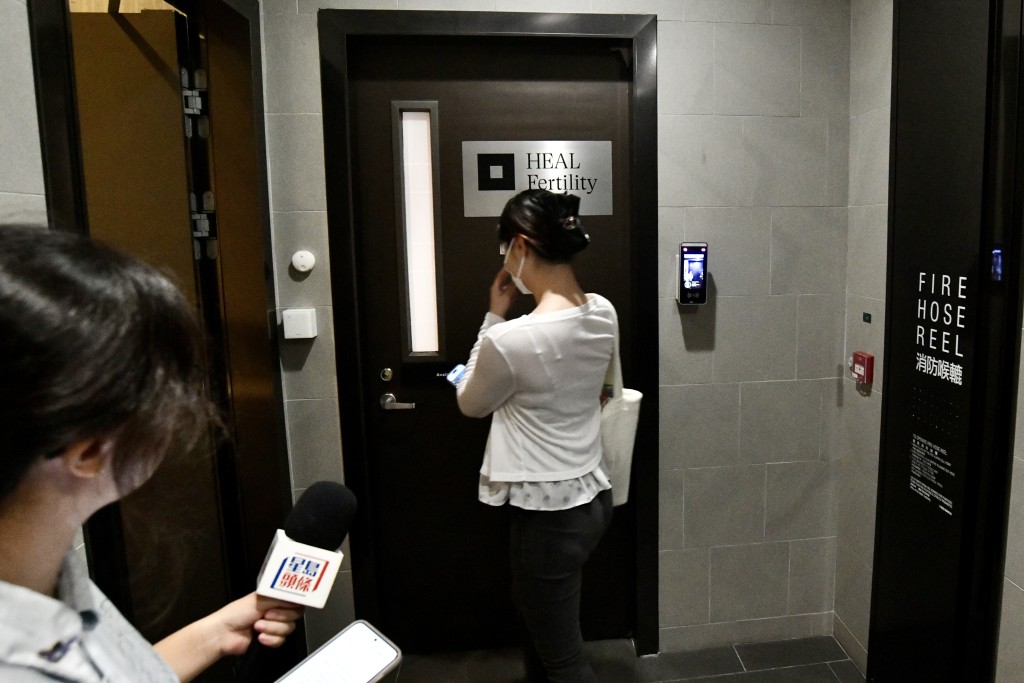 至中心9時許開門,有數名職員陸續返回辦公室準備上班。 至中心9時許開門,有數名職員陸續返回辦公室準備上班。