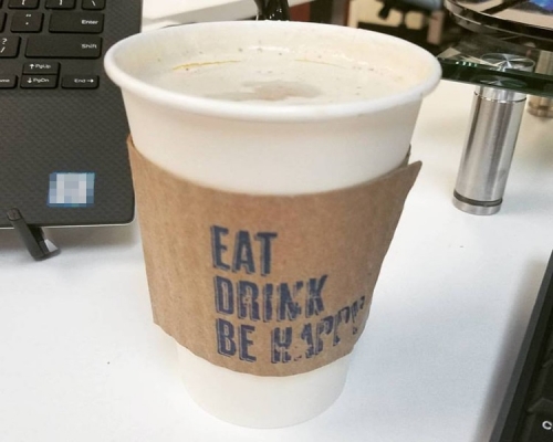 「拿铁税」建议每个纸杯征收25便士 (约2.6港元) 的税款。网图