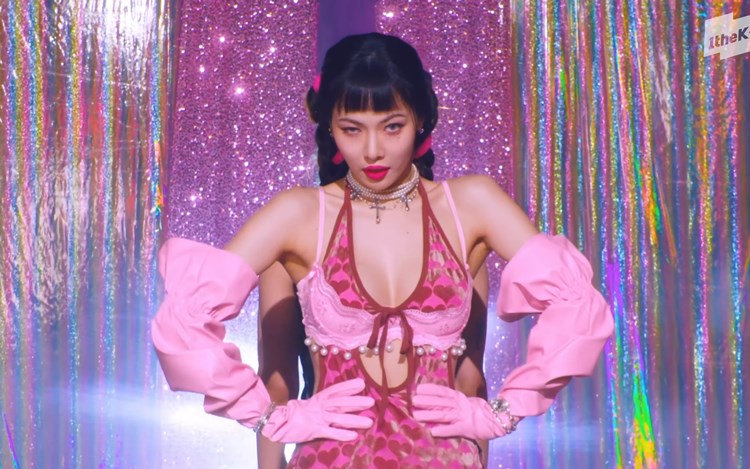 泫雅在另一表演影片中，以粉红色性感造型登场。