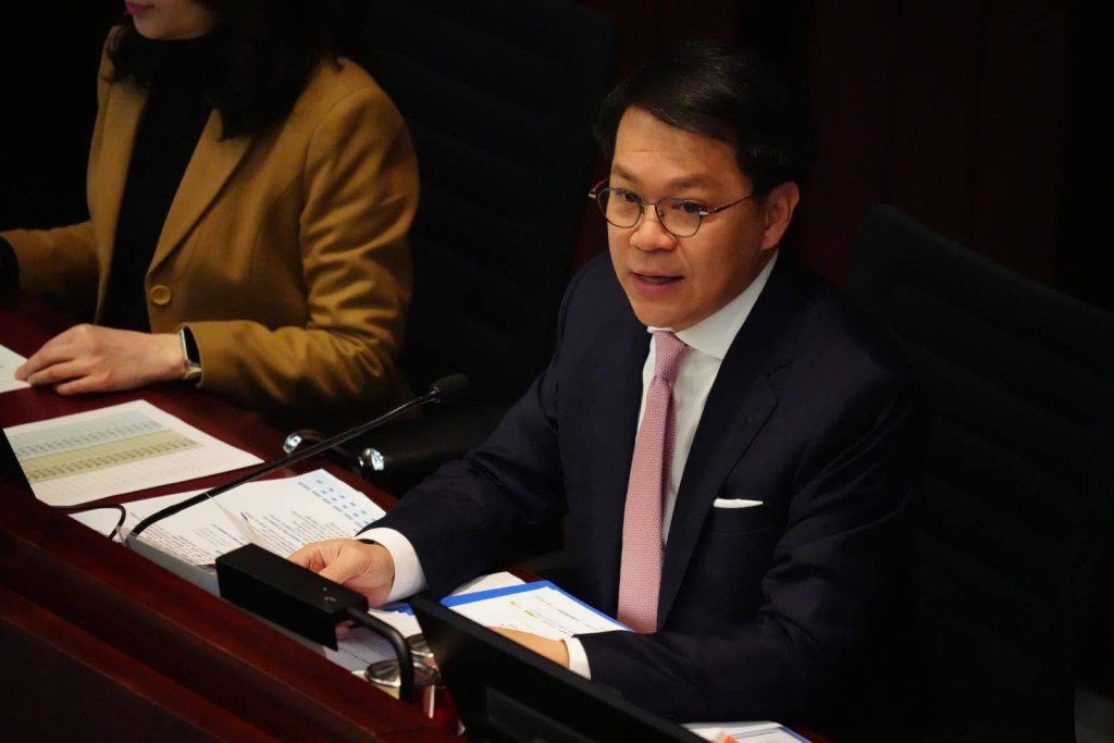 民建聯主席陳克勤以資深議員身份主持選舉論壇。陳克勤FB圖片 民建聯主席陳克勤以資深議員身份主持選舉論壇。陳克勤FB圖片