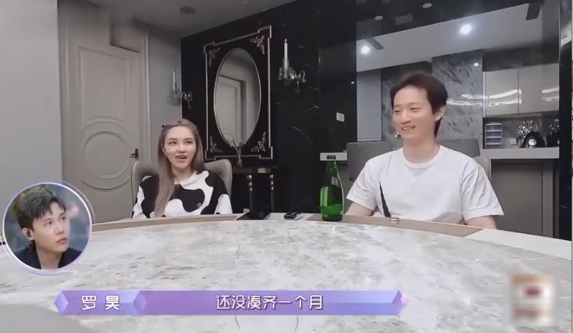 二人提拍拖還未夠一個月時都忍不住笑。