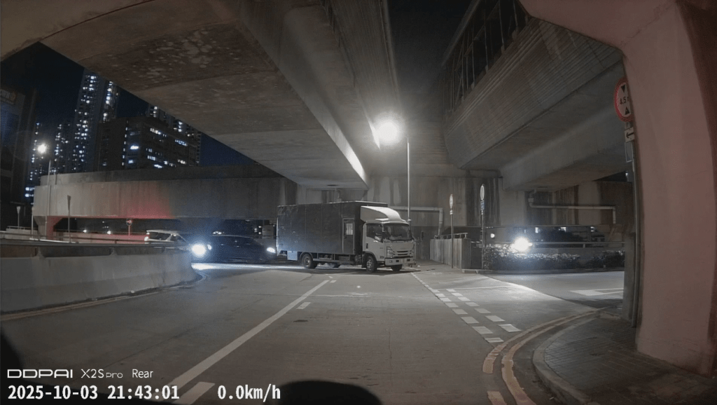白色七人車駛至時撞到深色私家車。fb「香港突發事故報料區及討論區」