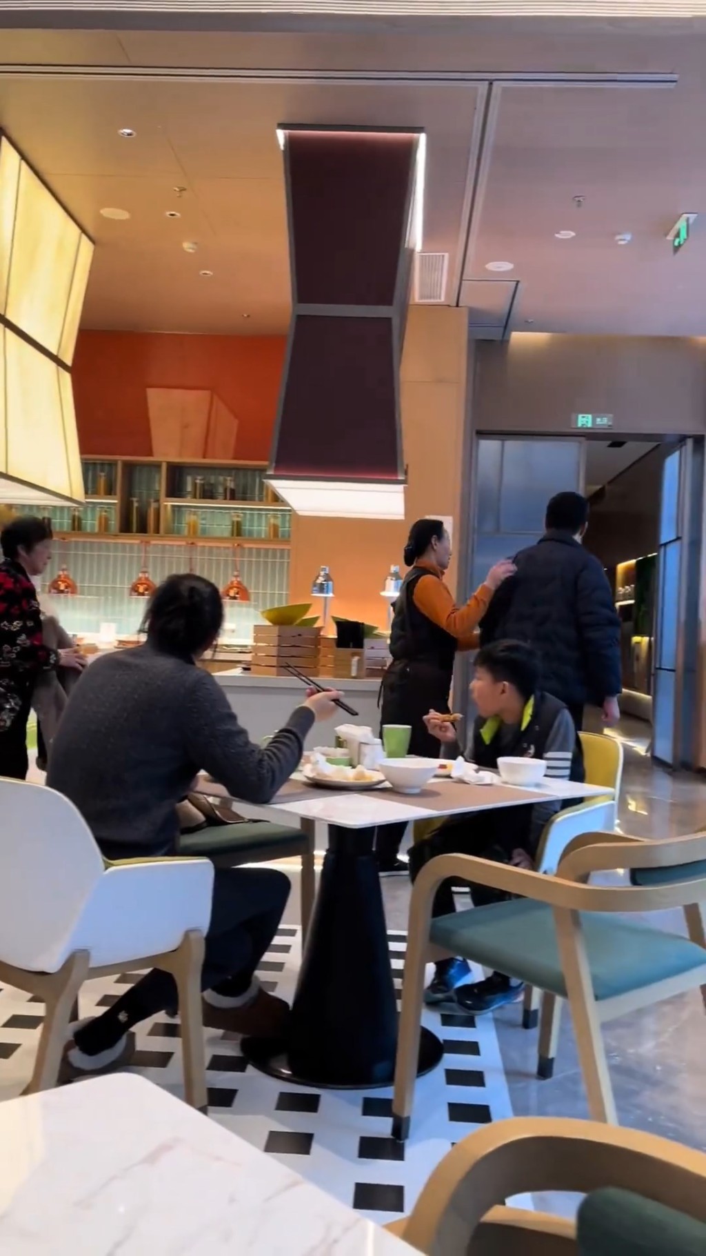 網傳男子企圖打包酒店自助早餐食物,被職員出言阻止。微博@藍色的煙卷 網傳男子企圖打包酒店自助早餐食物,被職員出言阻止。微博@藍色的煙卷
