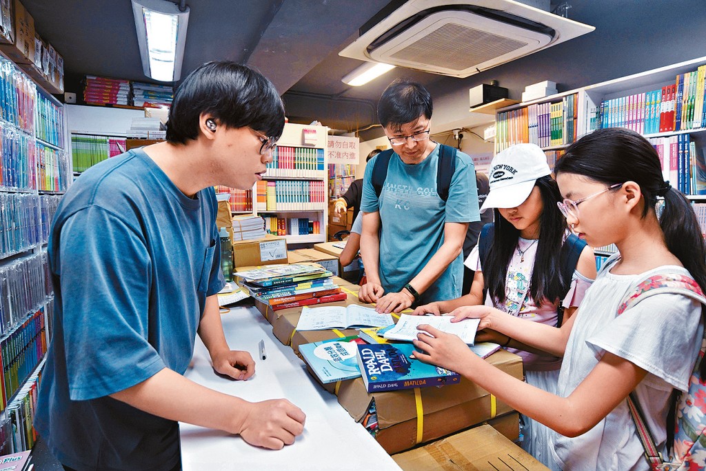 不少家长为子女购买教科书开支而苦恼，有立法会议员促请当局重推学生津贴，并加强监管课本电子启用码的销售。