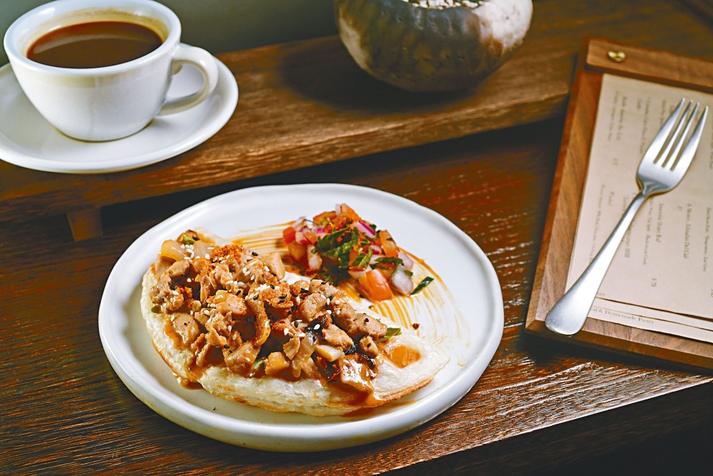 古味辣花生醬雞柳窩夫，酥香窩夫上的雞柳是用桂林辣椒及花生醬炒香，辛香惹味，很開胃。