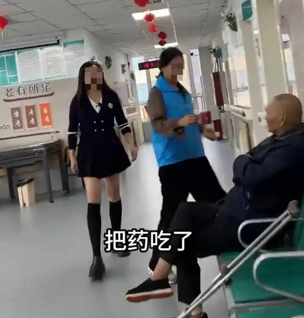 「短裙女院長跳熱舞哄老人吃藥」影片引發爭議。