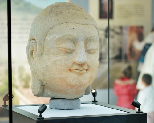 天龙山石窟佛首遗失近百年，在日本寻回归国。新华社图片