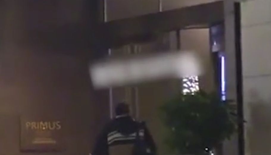 魏大勋到深夜先悄悄现身杨幂下塌的酒店。