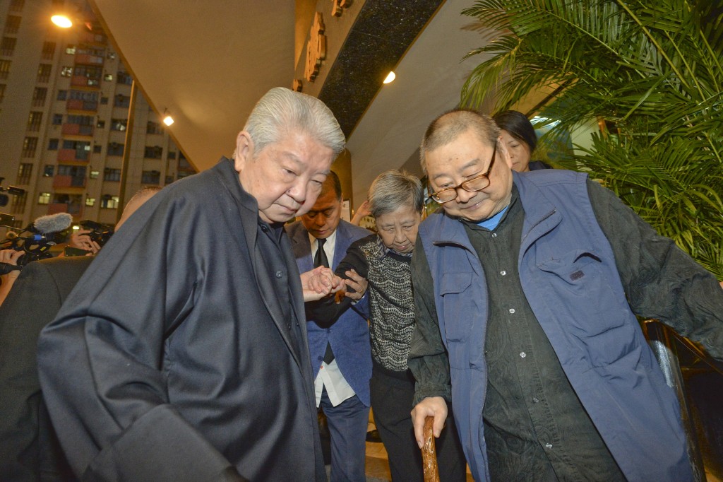 已故蔡瀾與倪匡參加金庸私人喪禮。