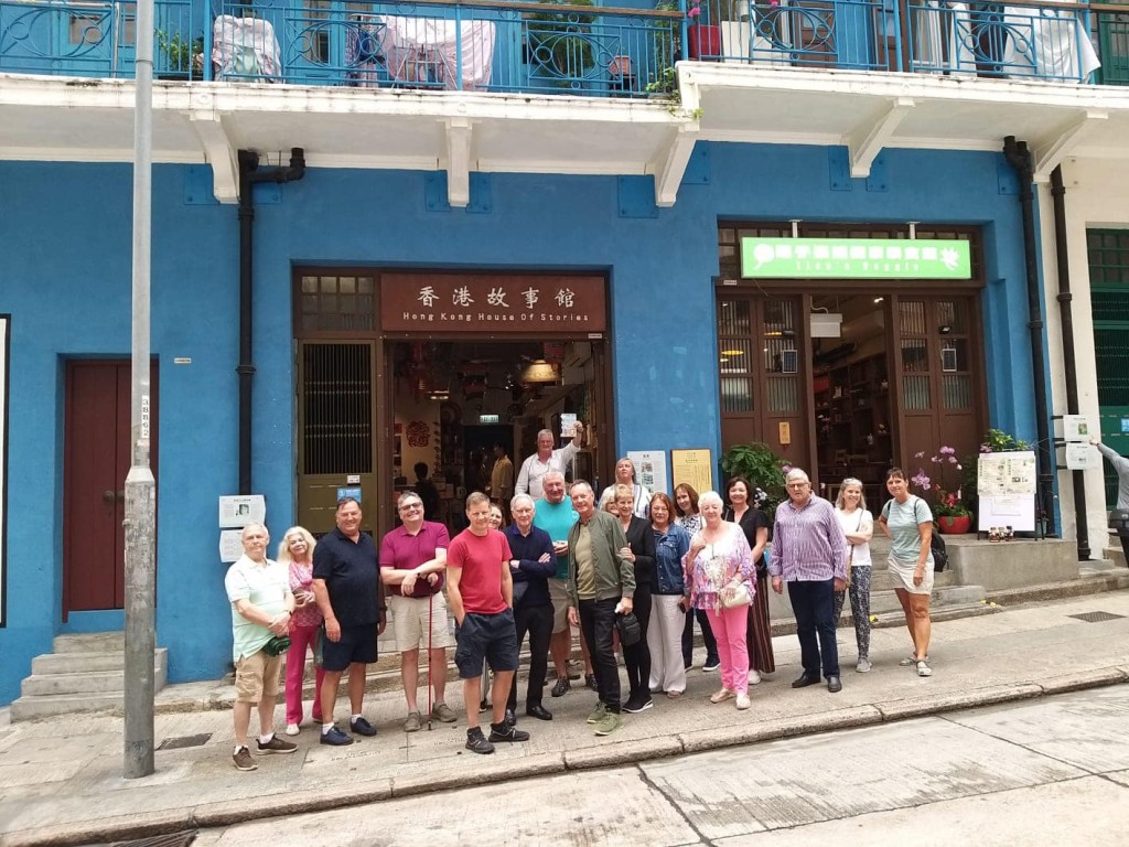 游客到湾仔石水渠街「蓝屋」的香港故事馆。杨润雄FB图片