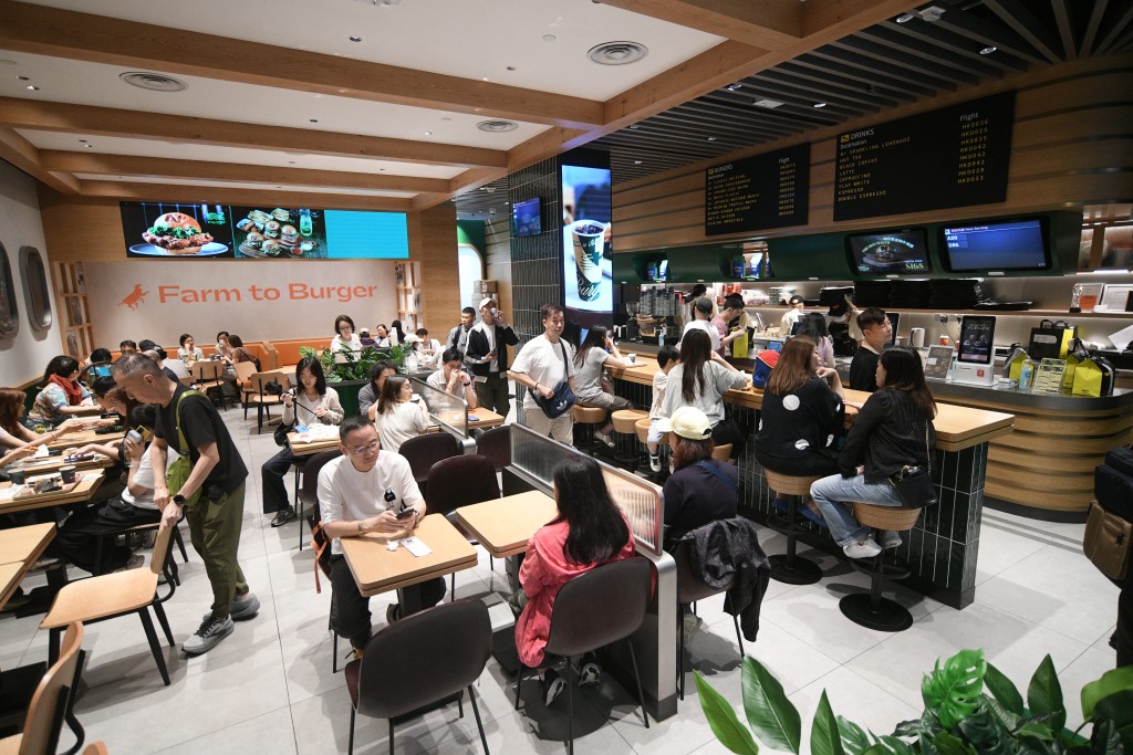 启德零售馆推动“票尾经济”,多间食肆人声鼎沸。 启德零售馆推动“票尾经济”,多间食肆人声鼎沸。