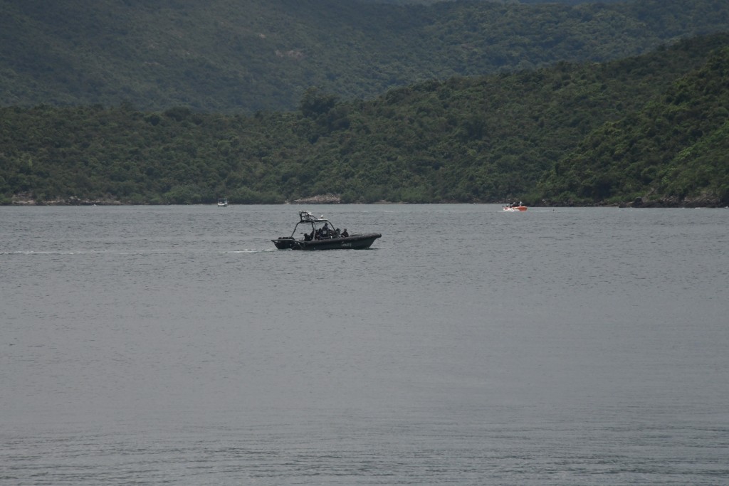 西壩對出海面，有警方快艇巡邏。梁國峰攝