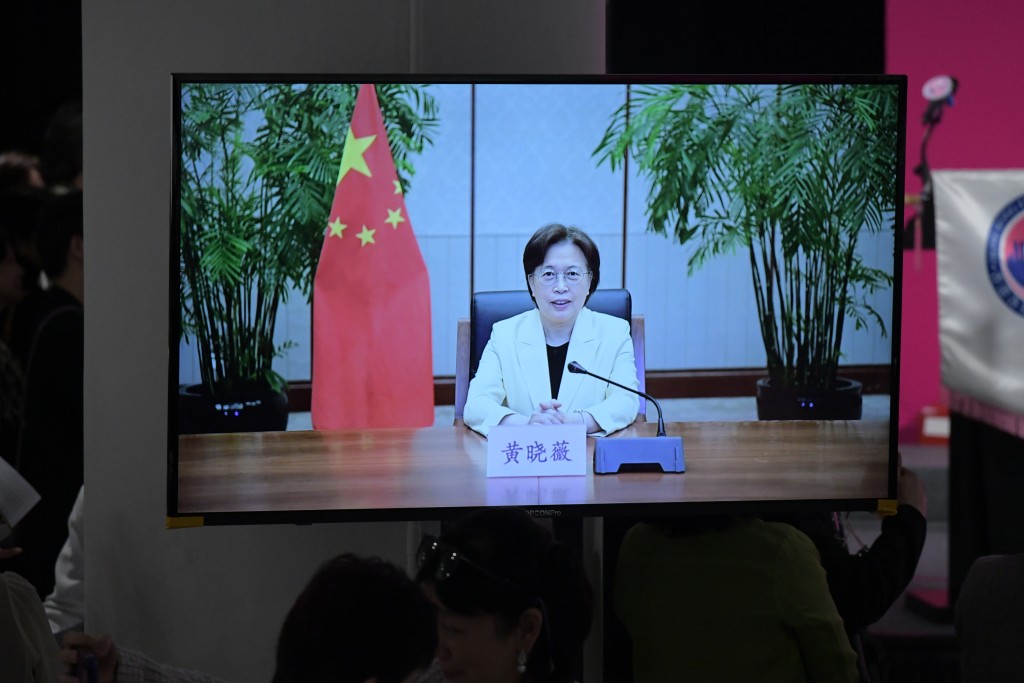 中国全国妇女联合会副主席黄晓薇透过视像致辞。禇乐琪摄