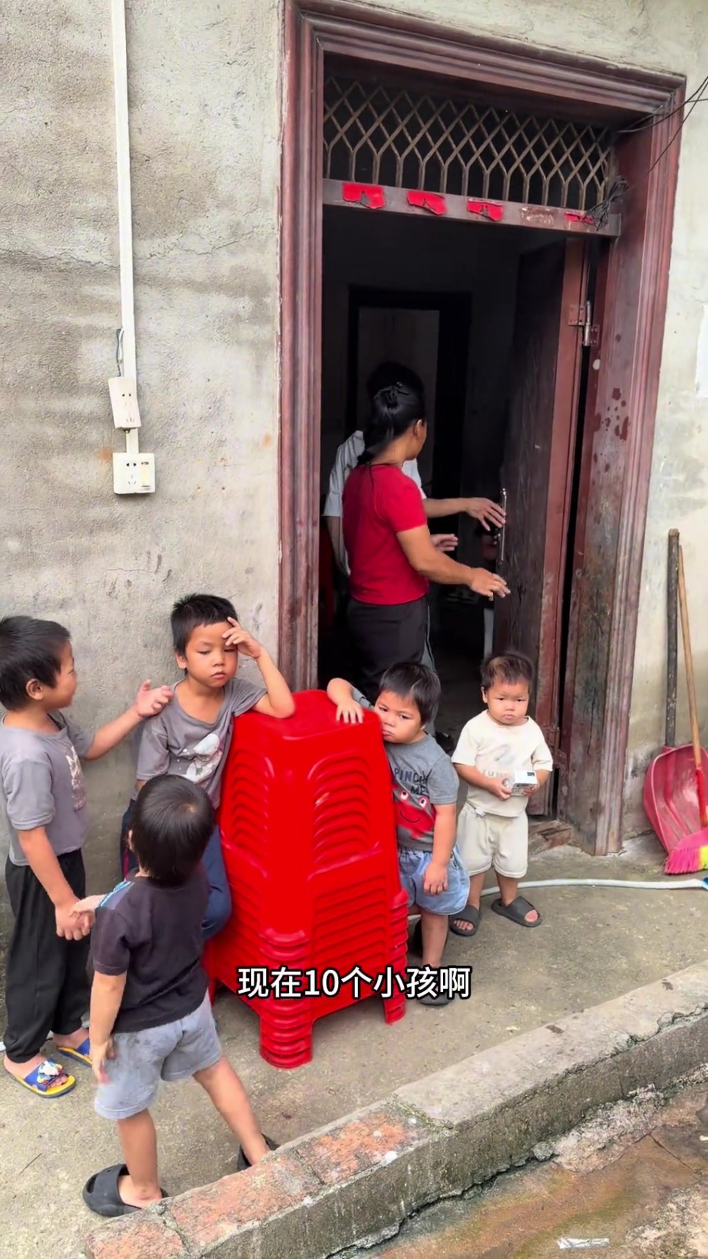 广西夫妻生13个孩子最大22岁最小2岁。 广西夫妻生13个孩子最大22岁最小2岁。