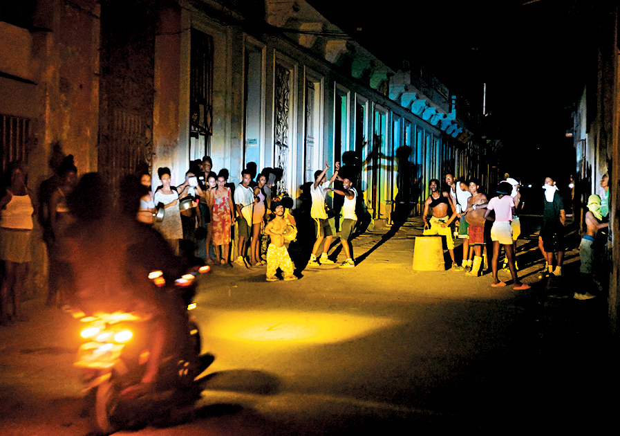 哈瓦那黑暗的街道。