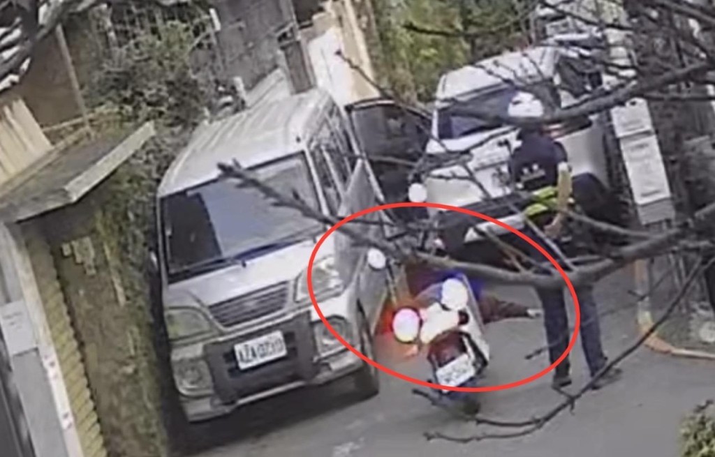 男子举手投降自己趴地就逮。 中天新闻