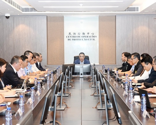 崔世安下午前往民防行動中心召開會議。圖:澳門新聞處