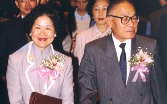 陳方安生(左)在1995年與時任醫管局主席鍾士元出席活動。資料圖片