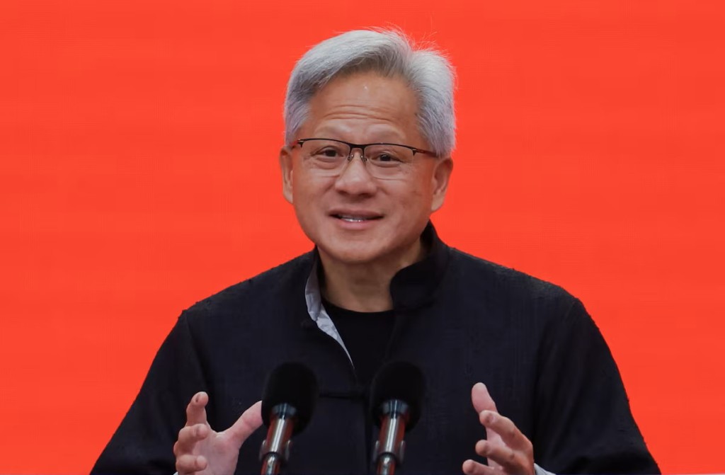 黃仁勳罕有穿山唐裝出席鏈博會,並首次用中文演講。路透社 黃仁勳罕有穿山唐裝出席鏈博會,並首次用中文演講。路透社