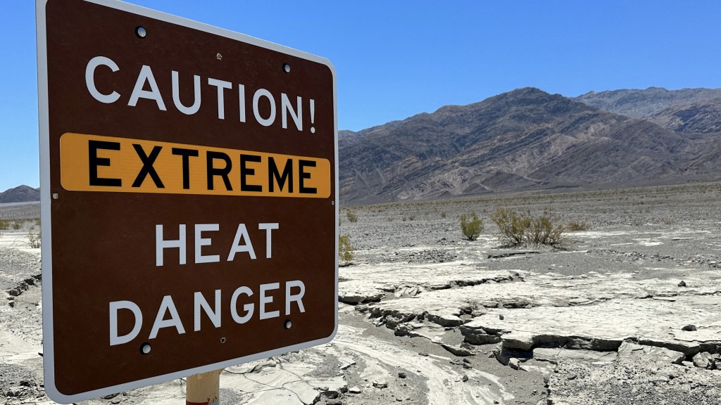加州死亡谷的極端高溫警告牌。 路透社