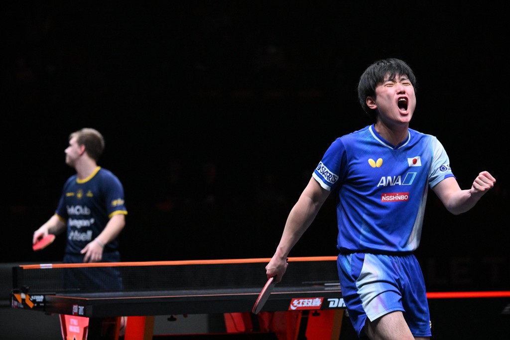 男單決賽:張本智和(右)勝瑞典的摩加特(左)奪冠。蘇正謙攝 男單決賽:張本智和(右)勝瑞典的摩加特(左)奪冠。蘇正謙攝