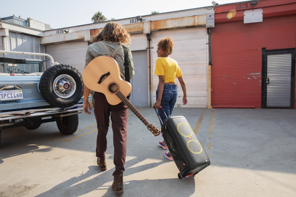分量十足的PartyBox 310，由於有伸縮手柄及滾輪，可以拖着四圍走。
