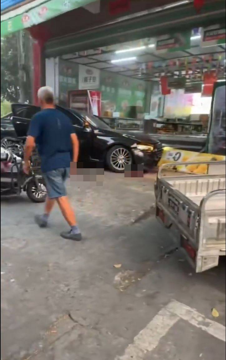 海南有Benz乱冲3公里有传导致3人死亡。X