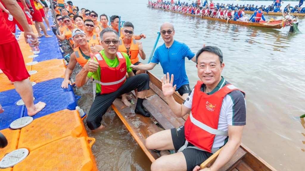 東江水供港60周年︱陳子達親率海關龍舟隊赴惠州 坐鎮龍頭與內地隊伍競技交流