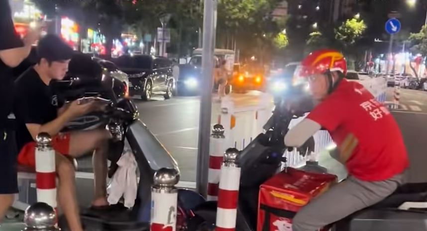 惠州外賣哥與鐵騎士鬥氣，在路中心互頂不讓4小時到天黑。網圖