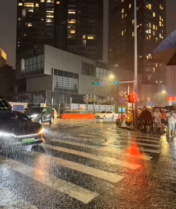 深圳周日晚暴雨橙色預警生效。抖音
