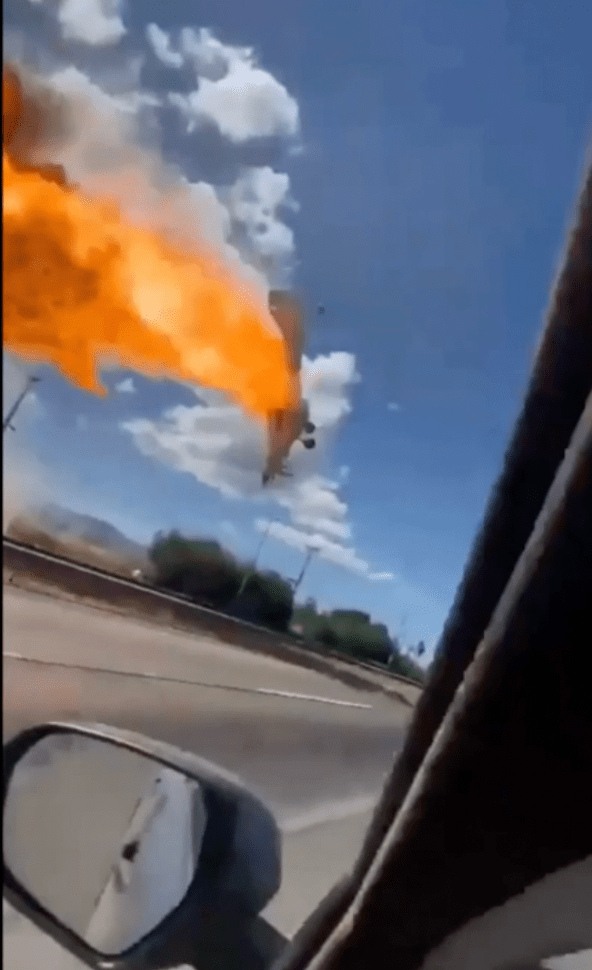 飞机撞到电线杆后爆炸起火，如火球般坠落在公路上。