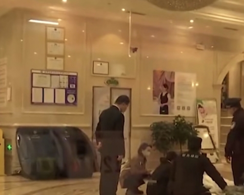 由于双方未能达成协议，该名孕妇随后直接躺在酒店大堂。网图