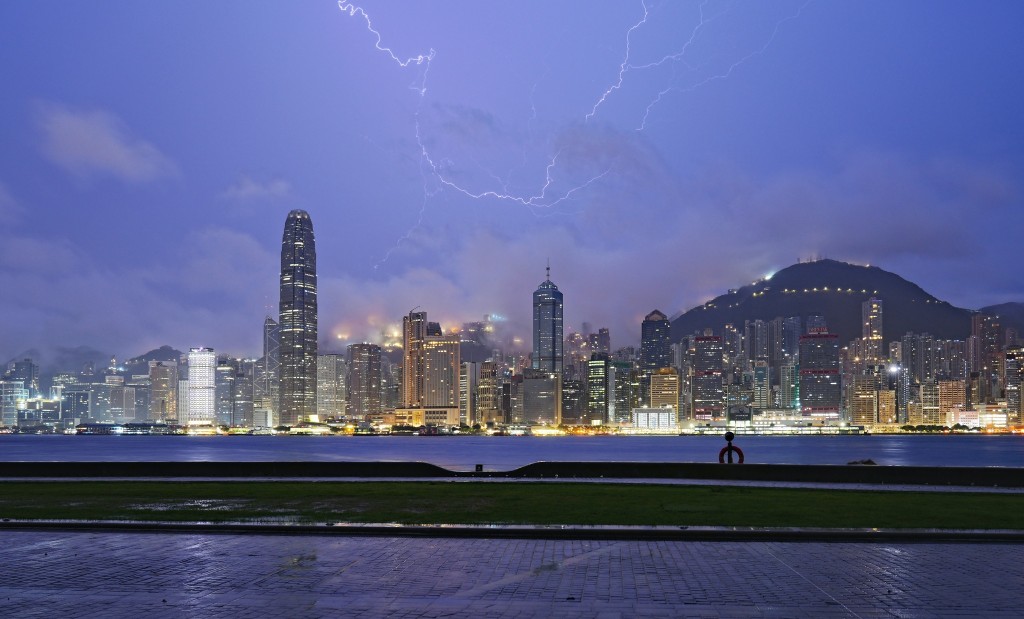 昨晚黃雨期間本港上空閃電不斷。社區天氣觀測計劃 CWOS FB @Chung Ming Lee攝