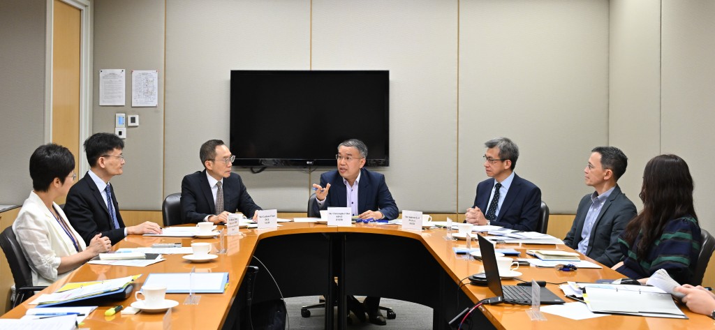 財經事務及庫務局局長許正宇(中)主持政府採購機制檢討專責小組首次會議,聯同公務員事務局、商務及經濟發展局、發展局和律政司的代表共同審視現有的政府採購機制。政府新聞處圖片 財經事務及庫務局局長許正宇(中)主持政府採購機制檢討專責小組首次會議,聯同公務員事務局、商務及經濟發展局、發展局和律政司的代表共同審視現有的政府採購機制。政府新聞處圖片
