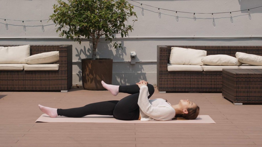 Crystal露兩手，教大家如何用瑜伽動作舒緩胃痛。