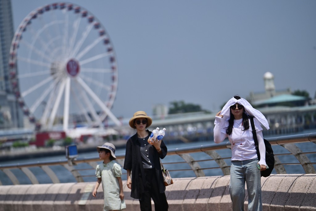 本港地區下午及今晚天氣預測，大致天晴。陳極彰攝