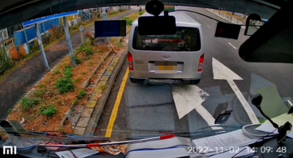 該名司機將手上的罰單丟棄在草叢中。Lai Yiu Kuen影片擷圖