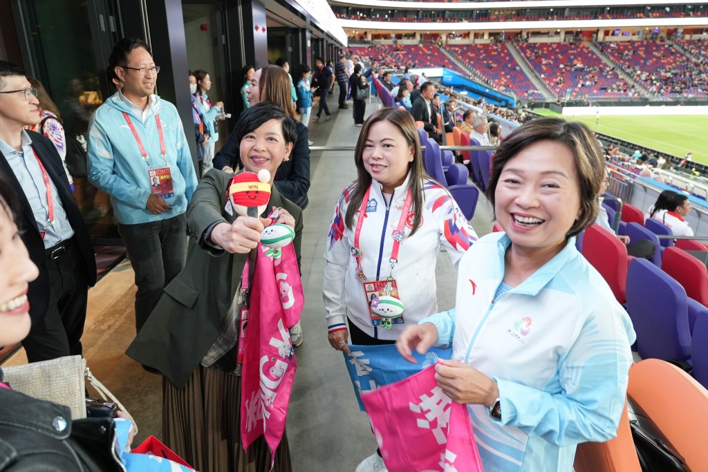 何永賢到啟德體育園觀賽，與同僚一起見證全運會七人制橄欖球項目男子組冠亞軍賽。何永賢fb