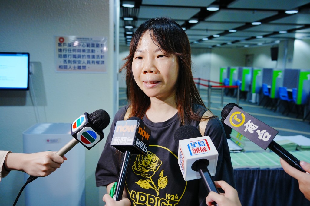 陳小姐指看到樓價下跌,故有置業計劃。汪旭峰攝 陳小姐指看到樓價下跌,故有置業計劃。汪旭峰攝