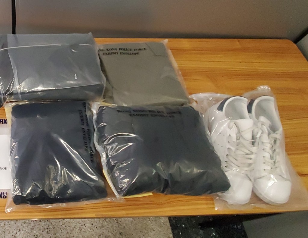 警方行動中檢取一部電腦,一部相機及被捕男生的衣物。林思明攝
