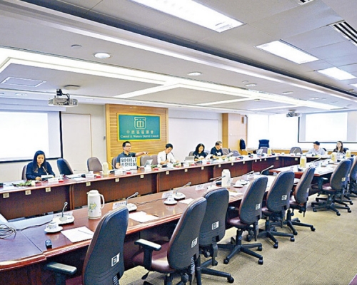 港島區議員先進行宣誓。