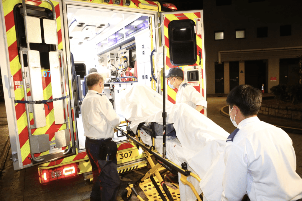 其中一名傷名由救護車送東區醫院治理。