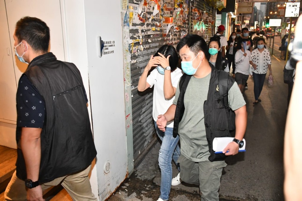 警方在女事主陪同下,到寫字樓調查。