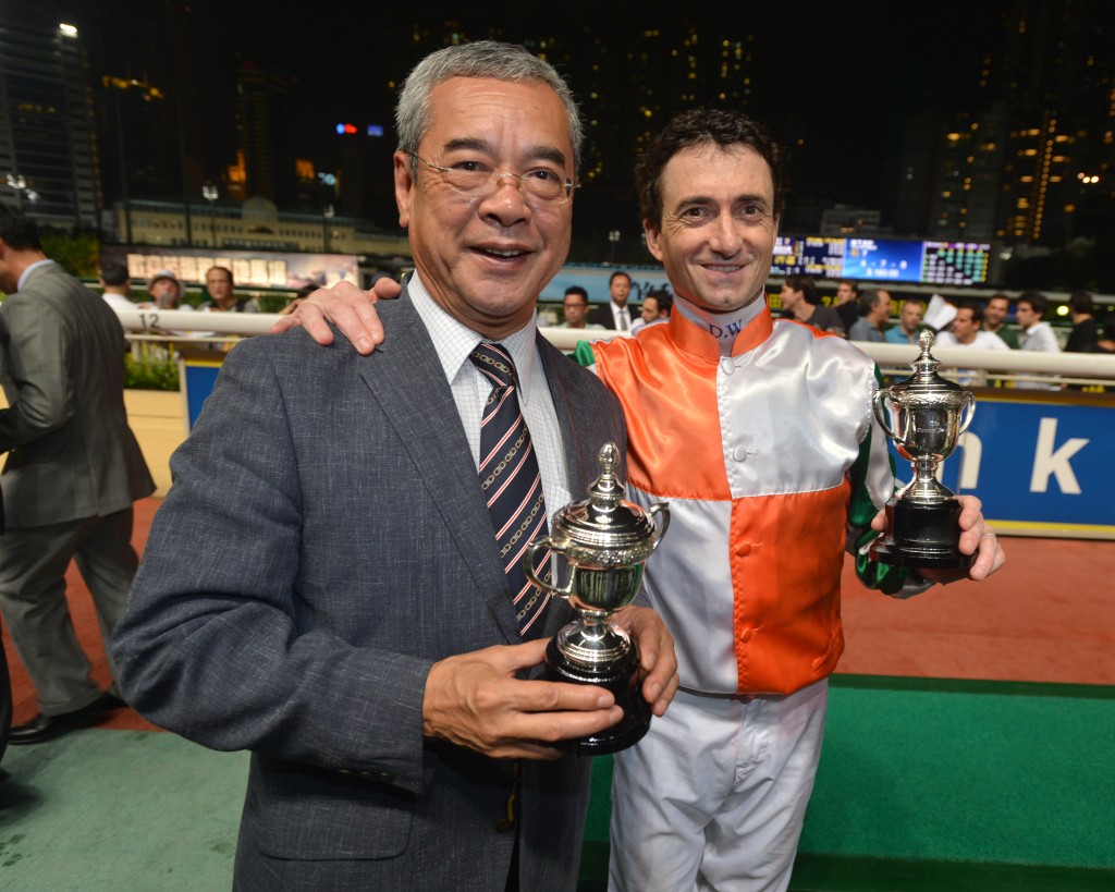 伍碧權(左)從練時曾先後憑「通靈」及「及時而出」兩匹佳駟合共五度揚威主席短途獎，