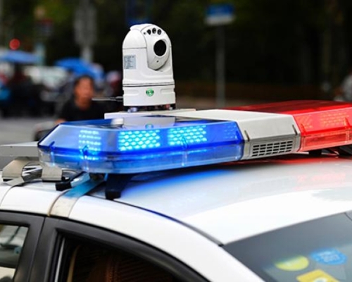 两名疑犯开车冲障，警员在鸣枪示警无效情况下，果断开枪击伤两名男子，将两人制服并送医。 示意图