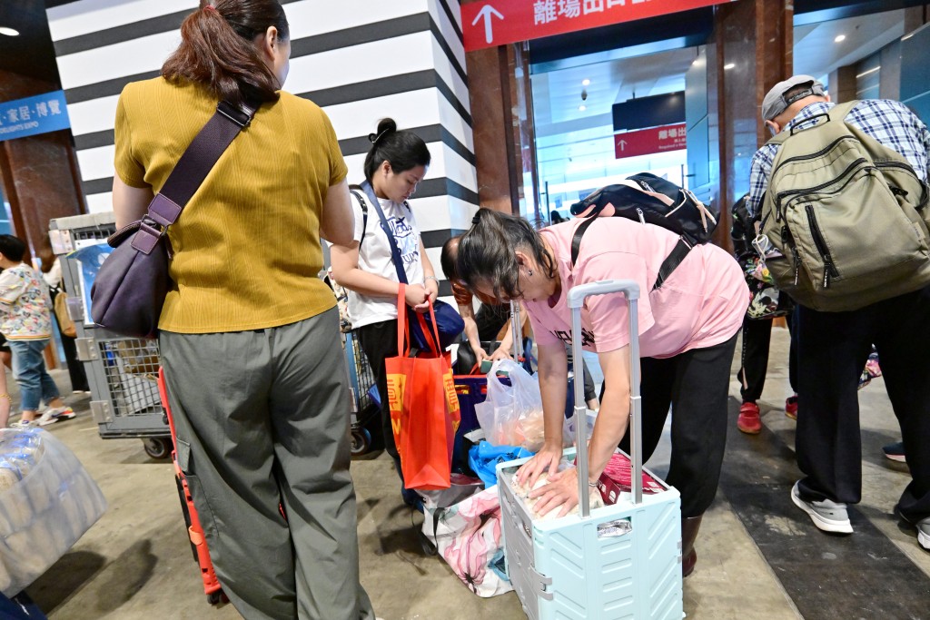 美食博覽最後一日，不少市民無懼天雨入場掃貨。 陳極彰攝